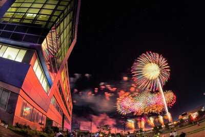 会場周辺の建物と共演する迫力の夜空演出