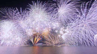 湖面に映り込む銀白色の大輪が夜空を染め上げる(イメージ)