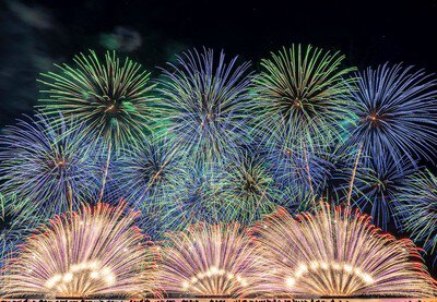 赤・青・緑の光が夜空いっぱいに広がる色彩の競演(イメージ)