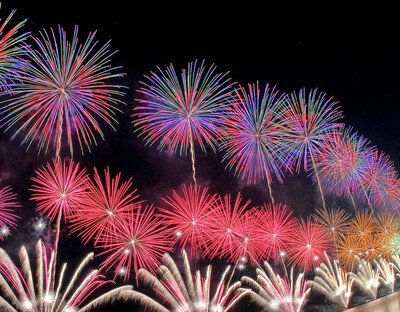 ピンクやオレンジが咲き乱れる華やかな連続打ち上げ(イメージ)