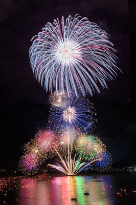 色とりどりの花火が立体的に重なり合う