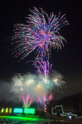 迫力満点、視界いっぱいに広がる光の波(画像はイメージ)
