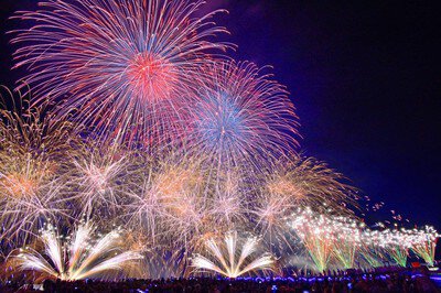 夜空を彩る大輪の花火が舞う