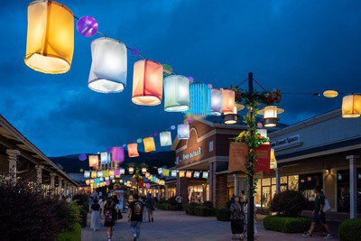 夏の夜を彩るカラフルなランタン装飾