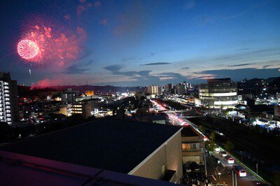 夜景に浮かび上がる鮮烈な一発