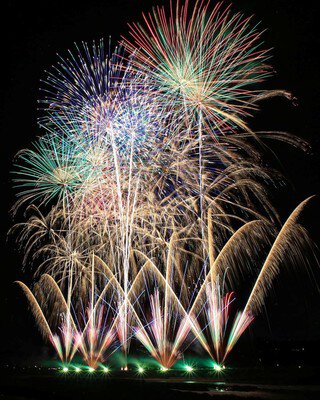 夜空に広がる迫力の花火アーチ