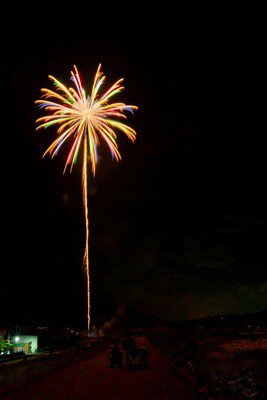 夜空へ一直線にのびる光の道