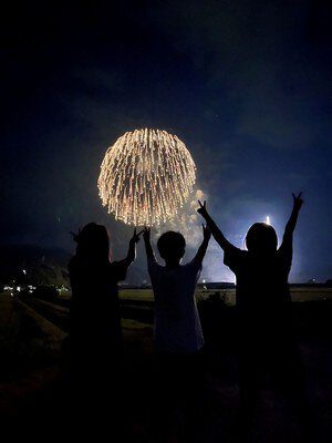仲間と見上げた思い出の夏の夜