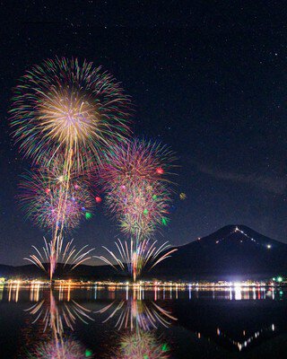 花火と星が競演する山中湖の夜