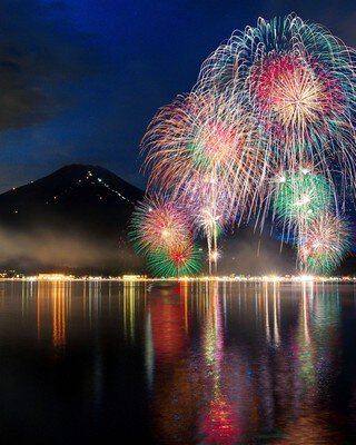 湖面に映る大輪の花火が幻想的