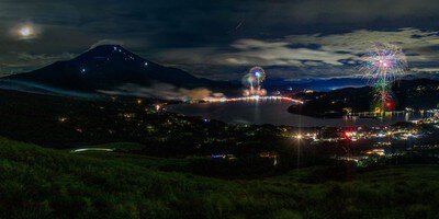 夜空と富士山を染める多彩な光