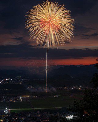 夕暮れの空に咲く一輪の大輪花火※画像はイメージ