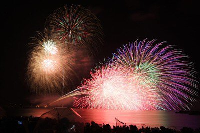 夜空と海を彩るスターマイン