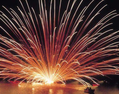 船から打ち込まれる水中花火