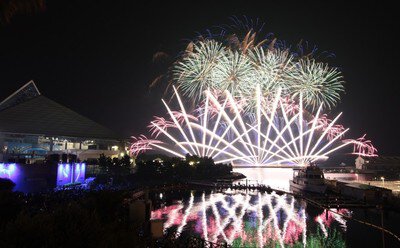 水面に映る花火が幻想的な美しさを演出