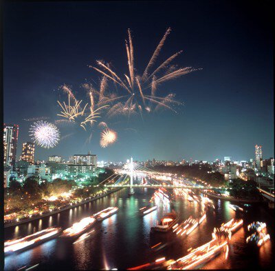 にぎわう川面と華やかな夜空の競演