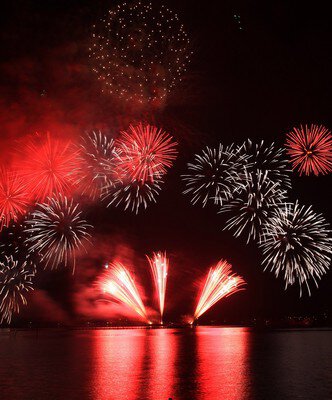 猪鼻湖の湖面を赤く染め上げる花火の競演