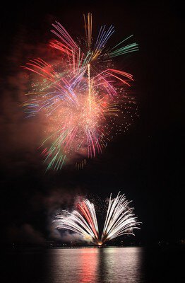 色とりどりの花火が夜空に大輪を咲かせる