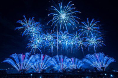 青一色の光が夜空を染める壮観な演出