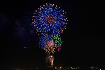 夜空を彩る色鮮やかなスターマイン