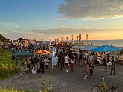 夕暮れ時からにぎわう屋台エリア
