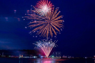 水辺に咲く幻想的な花火