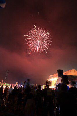 観客の熱気とともに花火が夜空を染める