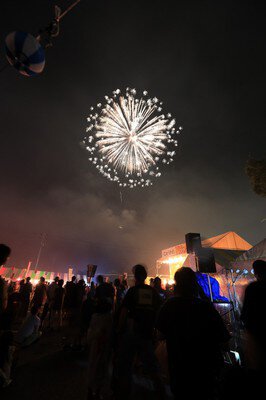白一色の華やかな大輪が空に浮かぶ一幕