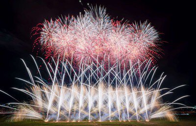 夜空を埋め尽くす光のカーテンが幻想的