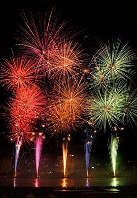カラフルな花火が夜空に華やかに開く
