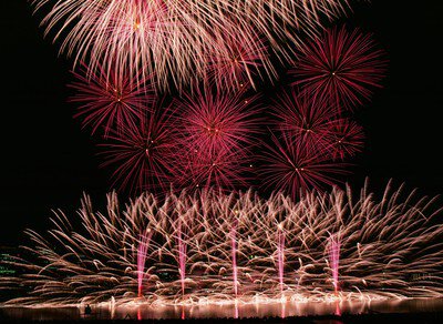 紅色の花火が重なり幻想的な光景を演出