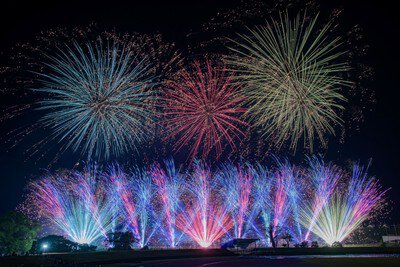 夜空と地上を彩る圧巻のワイド花火演出
