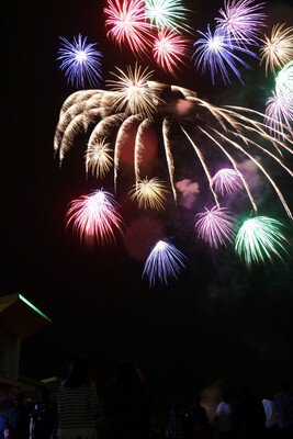 色とりどりの花火が咲く夜空