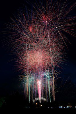 色鮮やかな扇状の打ち上げ花火