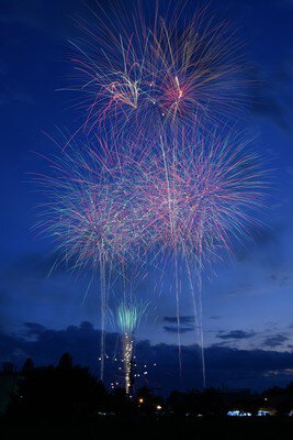 夜空に舞う線の光が幻想的