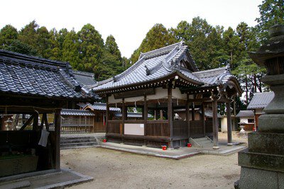 杜に囲まれて静かにたたずむ篠田神社の社殿