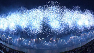 赤とオレンジの花火が夜空を染める