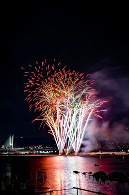 工場夜景と融合した花火
