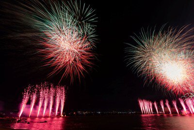 夜空を染める迫力のワイド演出