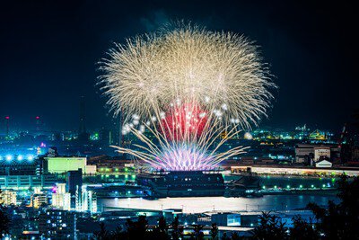 大輪の花が一斉に広がるクライマックス