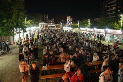 夜の屋台でにぎわう会場の様子