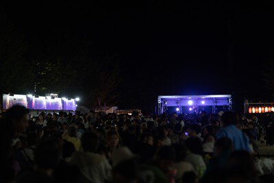 ステージと観客で盛り上がる夜の公園