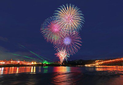 水面に映る花火が幻想的な風景を演出