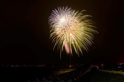 優しく広がる光が夜空を包む