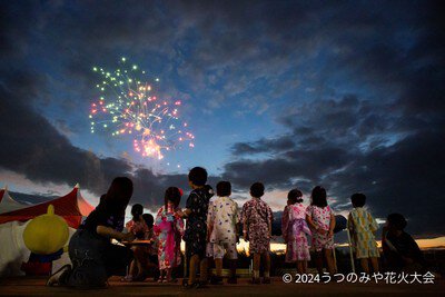 浴衣姿の子どもたちが見守る夏の夜