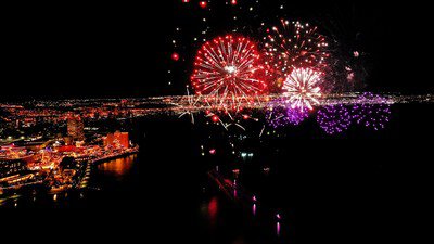 夜空に広がる色鮮やかな打ち上げ花火