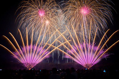 観客を包み込むような大輪の競演