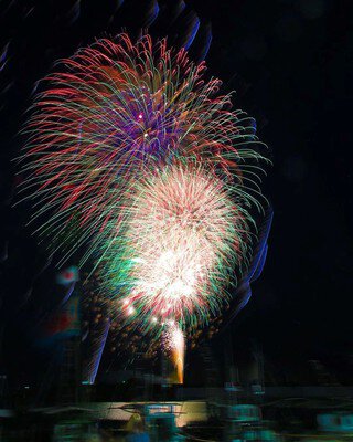 多彩な色が重なる華やかな打ち上げ花火
