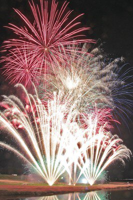 夜空を彩る音楽とシンクロする大輪の花火
