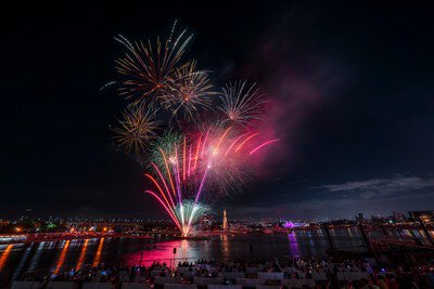 客席から望むピンクに染まる夏夜の花火